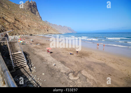 Certains sont de détente touristiques à Taganana beach dans le nord de Tenerife, Canaries, Espagne. Banque D'Images