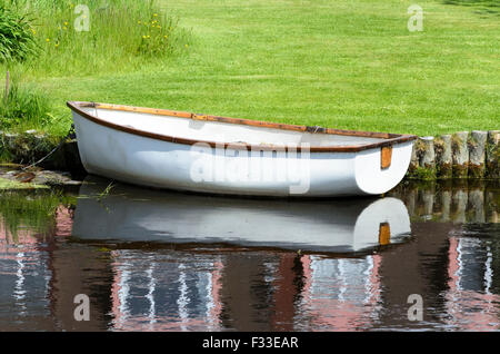 Un petit bateau à rames attaché Banque D'Images