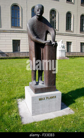Planck-Statue Max, Humboldt Universität, Unter den Linden, Berlin-Mitte. Banque D'Images
