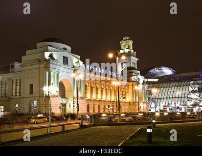 Moscou, Russie - Décembre 07, 2011 : la gare ferroviaire de nuit. Banque D'Images