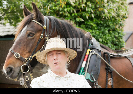 Bateau de remorquage de chevaux Anglais Europe Angleterre charbon étroit Banque D'Images