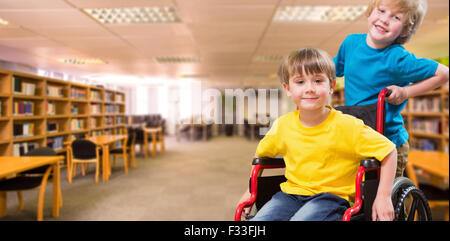 Libre de garçon ami poussant sur fauteuil roulant Banque D'Images