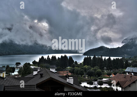 Matin nuageux sur le Lac de Molveno dans la saison d'été, Trentino Dolomites, Italie - Banque D'Images