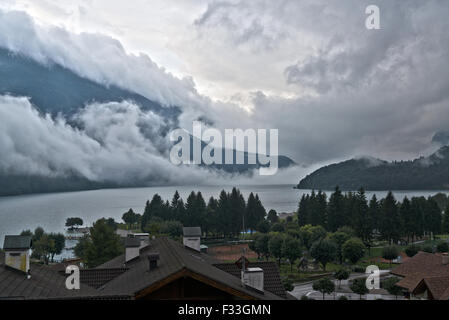 Matin nuageux sur le Lac de Molveno dans la saison d'été, Trentino Dolomites, Italie - Banque D'Images