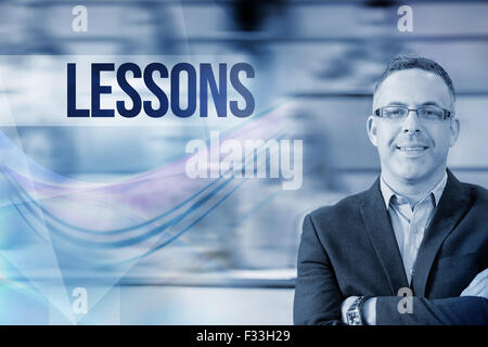 Les enseignements à l'enseignant avec les élèves élégant assis à la salle de conférences Banque D'Images