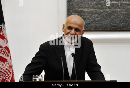 (150929) -- Kaboul, le 29 septembre, 2015 (Xinhua) -- le président Afghan, Mohammad Ashraf Ghani assiste à une conférence de presse avec haut fonctionnaires de la sécurité à Kaboul, Afghanistan, le 29 septembre, 2015. Mohammad Ashraf Ghani, le mardi des militants talibans accusés d'utiliser des civils comme bouclier humain dans le nord de la province de Kunduz. (Xinhua/Omid) Banque D'Images