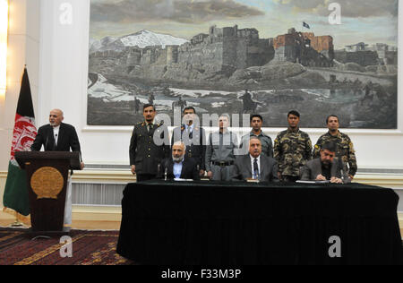 (150929) -- Kaboul, le 29 septembre, 2015 (Xinhua) -- le président Afghan, Mohammad Ashraf Ghani (1re L) prend la parole lors d'une conférence de presse avec les principaux responsables de la sécurité à Kaboul, Afghanistan, le 29 septembre, 2015. Mohammad Ashraf Ghani, le mardi des militants talibans accusés d'utiliser des civils comme bouclier humain dans le nord de la province de Kunduz. (Xinhua/Omid) Banque D'Images