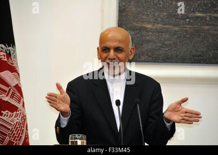 (150929) -- Kaboul, le 29 septembre, 2015 (Xinhua) -- le président Afghan, Mohammad Ashraf Ghani parle lors d'une conférence de presse avec haut fonctionnaires de la sécurité à Kaboul, Afghanistan, le 29 septembre, 2015. Mohammad Ashraf Ghani, le mardi des militants talibans accusés d'utiliser des civils comme bouclier humain dans le nord de la province de Kunduz. (Xinhua/Omid) Banque D'Images