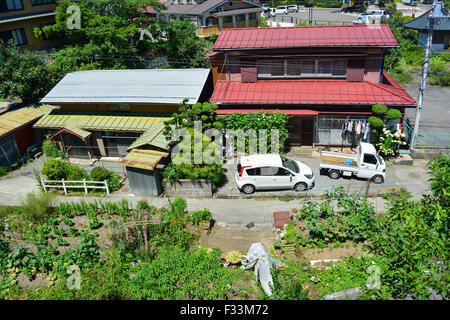 Jardin de banlieue japonais habituels. Fujikawaguchiko, au Japon. Banque D'Images