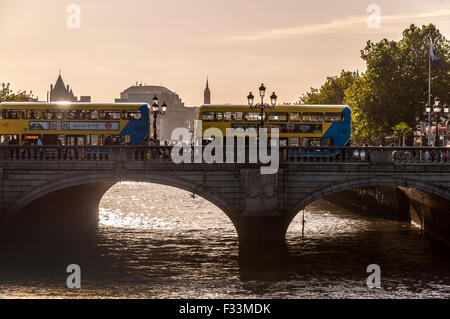 Les autobus et les piétons sur O'Connell Bridge in Dublin, Irlande Banque D'Images