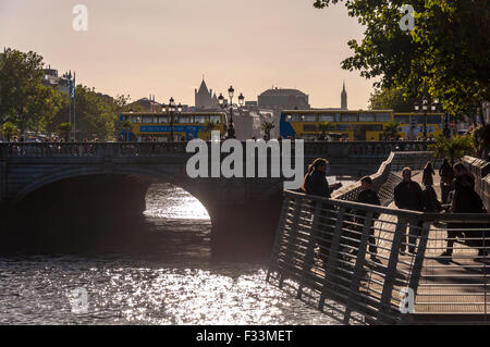 O'Connell Bridge et Liffey boardwalk allée de Dublin, Irlande Banque D'Images