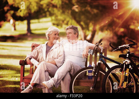 Image composite du couple de personnes âgées avec leurs vélos Banque D'Images