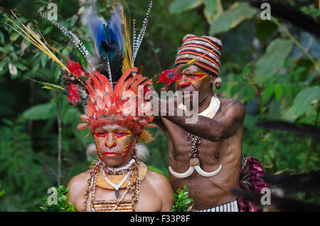 Jika danseur tribal ayant sa tête dress préparé Paiya Sing-sing hautes terres de l'ouest de la Papouasie-Nouvelle-Guinée. Pièce maîtresse est un ensemble de sk Banque D'Images