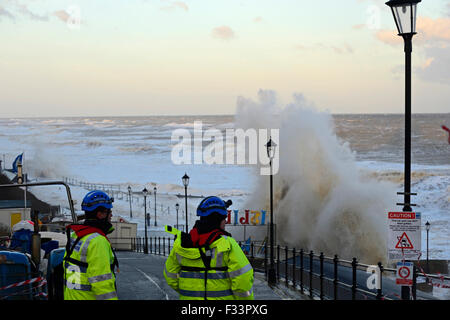 L'évaluation des garde-côtes le long damsage Promenade Cromer Norfolk à l'aube après tempête Dec 2013 Banque D'Images