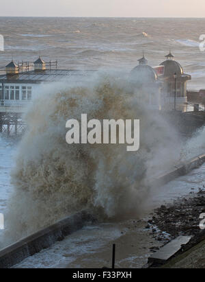 Les vagues de haute mer et de la jetée de Cromer d'arrimage Norfolk au cours de tempête Dec 2013 Banque D'Images