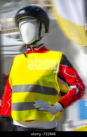 Modèle avec kit de protection vélo sur fond blanc fond isolé isolé Banque D'Images