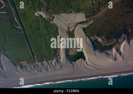 Vue aérienne de shingle crache créé par poussée de la mer du Nord le 5 décembre 2013 à Salthouseon North Norfolk Coast Banque D'Images