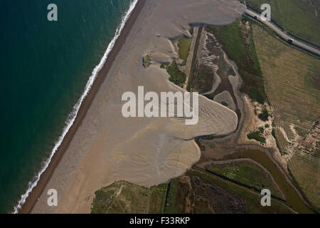 Vue aérienne de shingle crache créé par poussée de la mer du Nord le 5 décembre 2013 à Salthouseon North Norfolk Coast Banque D'Images