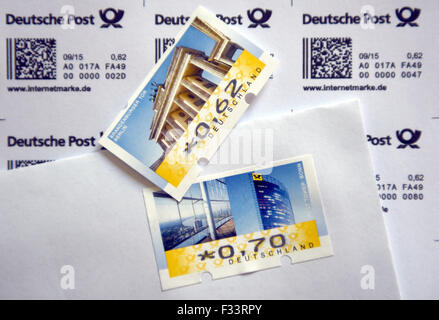 Cologne, Allemagne. Sep 29, 2015. ILLUSTRATION - deux timbres postes avec la valeur de 62 et 70 cents, qui ont été imprimées par une machine à timbres, sont vus à Cologne, Allemagne, 29 septembre 2015. Selon le journal "Bild", le port d'une lettre type sera porté de 62 à 70 cents en 2016. PHOTO : HENNING KAISER/DPA/Alamy Live News Banque D'Images