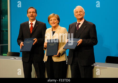 Matthias Platzeck, Angela Merkel, Edmund Stoiber - Unterzeichnung des Koalitionsvertrages fuer eine grosse Koalition zwischen SP Banque D'Images