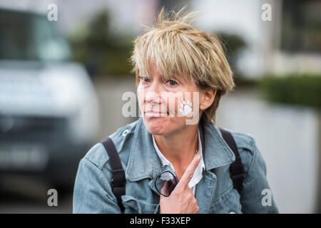 Londres, Royaume-Uni. 29 Septembre, 2015. Emma Thompson (ici ayant une empreinte est peint sur son visage), et Greenpeace UK Directeur exécutif John Sauven, livrer un discours à la foule à l'extérieur de célébration du Shell bureaux - en réponse à l'annonce faite hier par , le géant du pétrole anglo-néerlandais Shell, qu'elle se retirait du forage de l'Arctique. Après avoir parlé, Emma a aidé à déplacer des marionnettistes bénévoles Aurora le bus à impériale moyennes d'ours polaire du devant de porte avant de Shell. Crédit : Guy Bell/Alamy Live News Banque D'Images