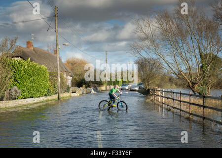 L'inondation nr Muchelney, Somerset, England, UK Banque D'Images