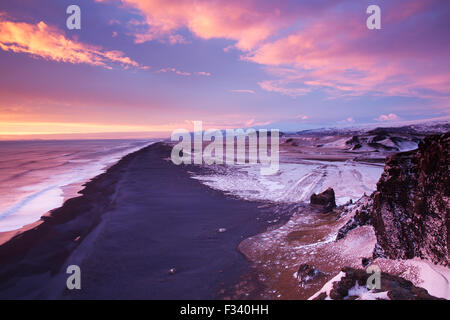 La plage à l'ouest de Dyrhólaey au crépuscule, l'Islande Banque D'Images