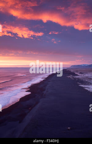 La plage à l'ouest de Dyrhólaey au crépuscule, l'Islande Banque D'Images