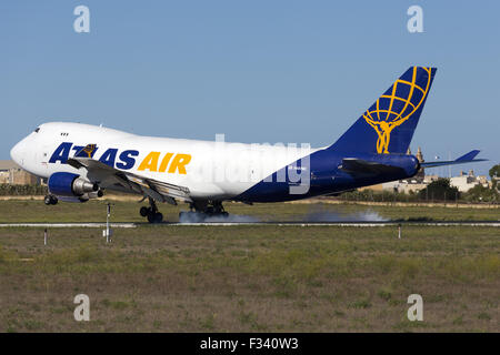 Atlas Air Inc. Boeing 747-400 F piste d'atterrissage 31. Banque D'Images