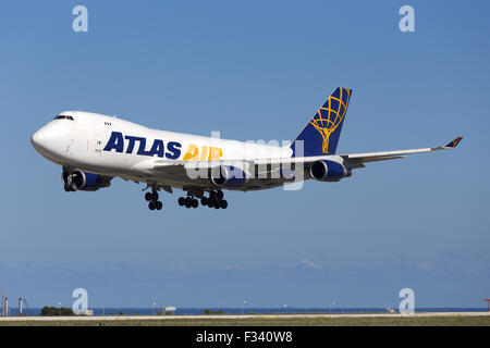 Atlas Air Inc. Boeing 747-400 F piste d'atterrissage 31. Banque D'Images