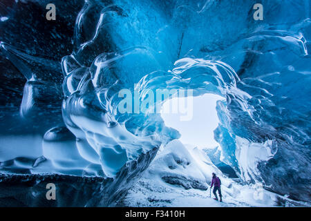 Mme Wendy Noton marcher avec assurance dans une grotte de glace sous le glacier Breidamerkurjokull, l'Est de l'Islande Banque D'Images