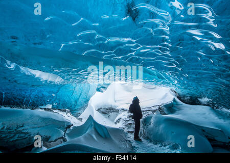 Ao Thor dans une grotte de glace sous le glacier Breidamerkurjokull, l'Est de l'Islande Banque D'Images