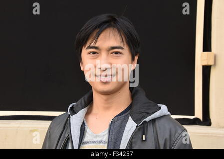 Cologne, Allemagne. 28 Sep, 2015. Aaron acteur Lee pose pendant le tournage de la nouvelle série d'émission de télévision ARD, Rentnercops en raison de l'objet début 2016, à Cologne, Allemagne, 28 septembre 2015. PHOTO : HORST GALUSCHKA - AUCUN FIL SERVICE - © dpa/Alamy Live News Banque D'Images