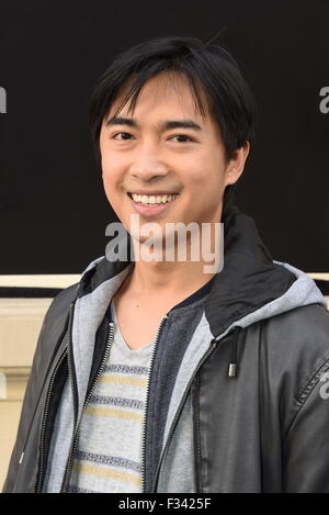 Cologne, Allemagne. 28 Sep, 2015. Aaron acteur Lee pose pendant le tournage de la nouvelle série d'émission de télévision ARD, Rentnercops en raison de l'objet début 2016, à Cologne, Allemagne, 28 septembre 2015. PHOTO : HORST GALUSCHKA - AUCUN FIL SERVICE - © dpa/Alamy Live News Banque D'Images