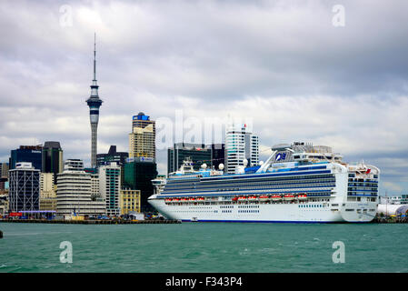 Bateau de croisière dans le port d'Auckland Nouvelle-Zélande NZ Banque D'Images