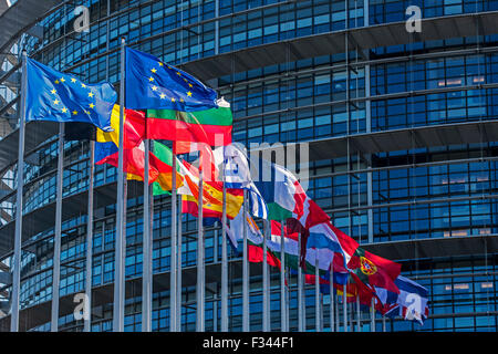 Drapeaux des pays d'Europe devant le Parlement européen / Parlement européen à Strasbourg, France Banque D'Images