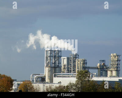 La pollution écologique par une fumée blanche à un tuyau d'usine Banque D'Images