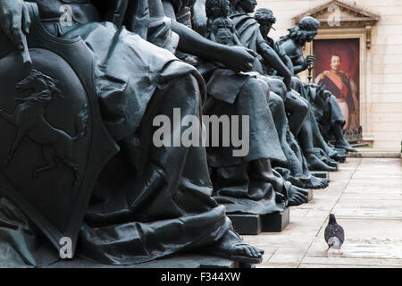 Des statues et de l'extérieur du pigeon Musée d'Orsay, Paris, France Banque D'Images