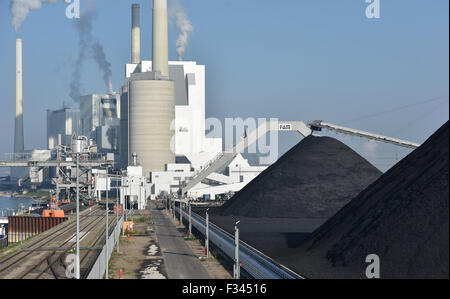 Mannheim, Allemagne. Sep 21, 2015. Bloc 9 de la grande station d'alimentation en face d'un dépôt de charbon, à Mannheim, Allemagne, 21 septembre 2015. En tant que bloc 9 est officiellement en ligne le 22 septembre 2015, l'opérateur indique la grande Mannheim power station est le plus grand disque centrale à charbon en Allemagne, d'une capacité nominale de 2150 mégawatts. PHOTO : UWE ANSPACH/DPA/Alamy Live News Banque D'Images