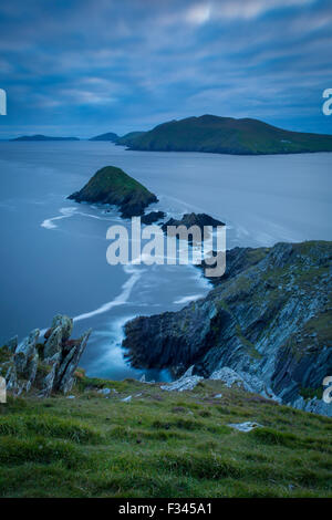 Crépuscule sur Dunmore Head avec îles Blasket, au-delà de la péninsule de Dingle, comté de Kerry, Irlande Banque D'Images