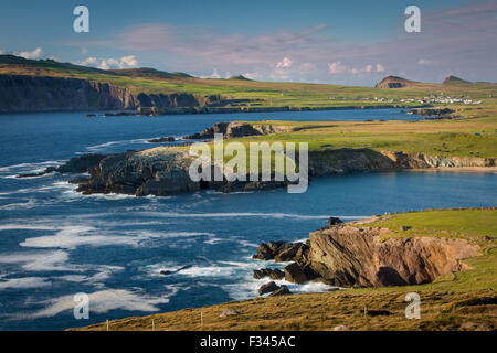 La lumière du soleil du soir sur Ballyferriter Bay Point, Sybil et les sommets des trois Sœurs, péninsule de Dingle, comté de Kerry, Irlande Banque D'Images