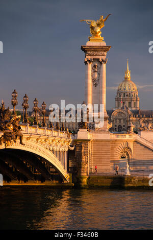 Le Pont Alexandre III, Seine & l'Hôtel des Invalides, Paris, France Banque D'Images