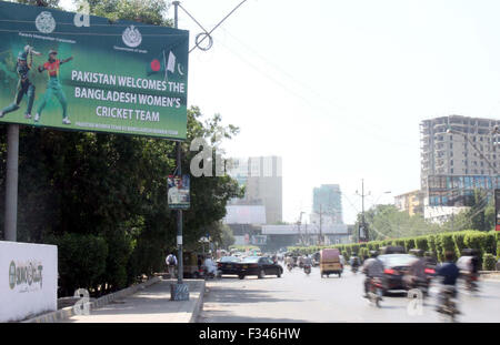 Vue d'installation d'un panneau publicitaire pour les ville de matchs de cricket entre le Pakistan et l'équipe de cricket des femmes Les femmes du Bangladesh, de l'équipe de cricket à Shahrah-e-Faisal road à Karachi le Mardi, 29 Septembre, 2015. Banque D'Images