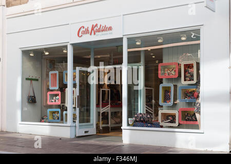 Cath Kidston - passants sur la rue King à St Helier Jersey Banque D'Images