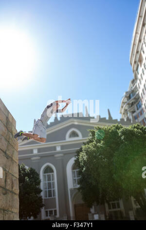 Man doing Parkour dans la ville Banque D'Images