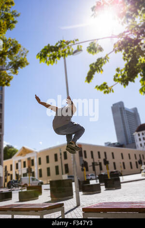 Man doing Parkour dans la ville Banque D'Images