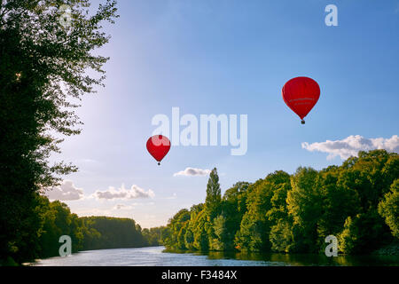 Les ballons à air chaud au-dessus du fleuve cher à Chenonceaux. Indre-et-Loire, France. Banque D'Images