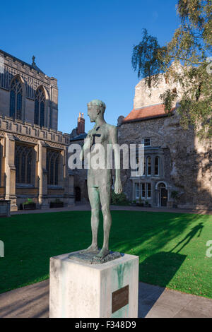 Bury St Edmunds Suffolk UK, vue sur une statue de St.Edmund par Elisabeth Frenk sited dans la cathédrale Close, Bury St. Edmunds, Suffolk UK Banque D'Images