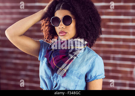 Attractive young woman wearing sunglasses Banque D'Images