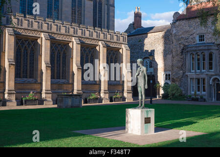 Bury St Edmunds Suffolk UK, vue sur une statue de St.Edmund par Elisabeth Frenk sited dans la cathédrale Close, Bury St. Edmunds, Suffolk UK Banque D'Images